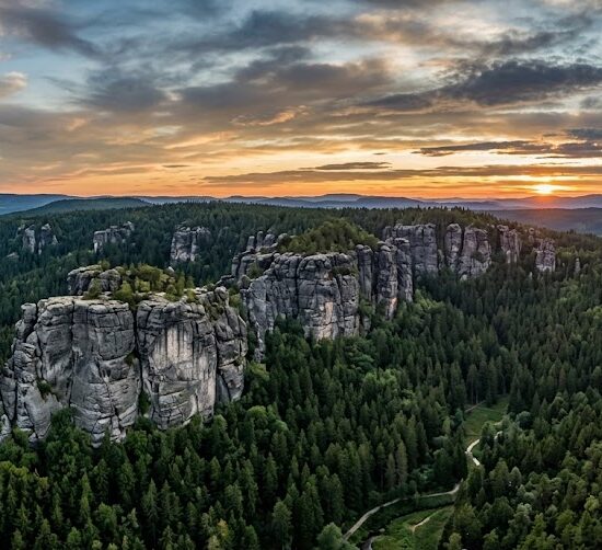 Epickie ujęcie z drona pokazujące bezmiar Parku Narodowego Gór Stołowych
