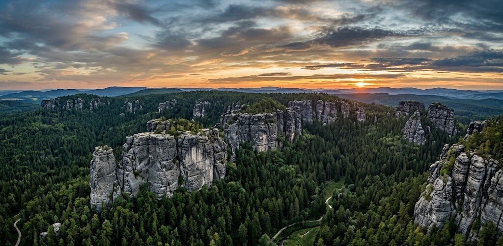 Epickie ujęcie z drona pokazujące bezmiar Parku Narodowego Gór Stołowych