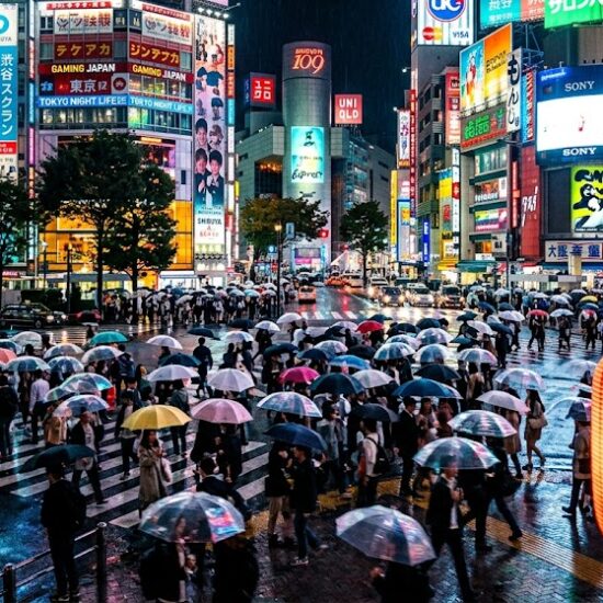 Nocny, dynamiczny kadr ze skrzyżowania Shibuya w Tokio.