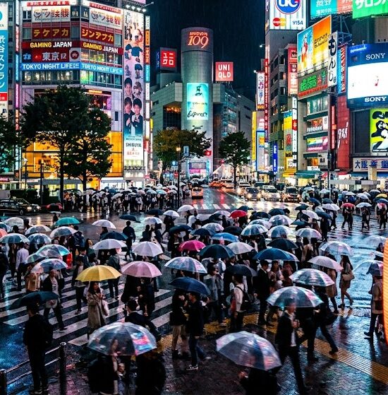 Nocny, dynamiczny kadr ze skrzyżowania Shibuya w Tokio.