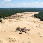 Szeroki kadr z drona na Pustynię Błędowską zrobiony w pełnym słońcu