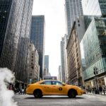 dynamiczny kadr z poziomu ulicy na skrzyżowaniu Piątej Alei