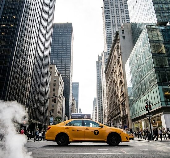 dynamiczny kadr z poziomu ulicy na skrzyżowaniu Piątej Alei