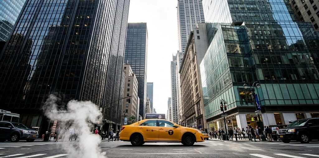 dynamiczny kadr z poziomu ulicy na skrzyżowaniu Piątej Alei