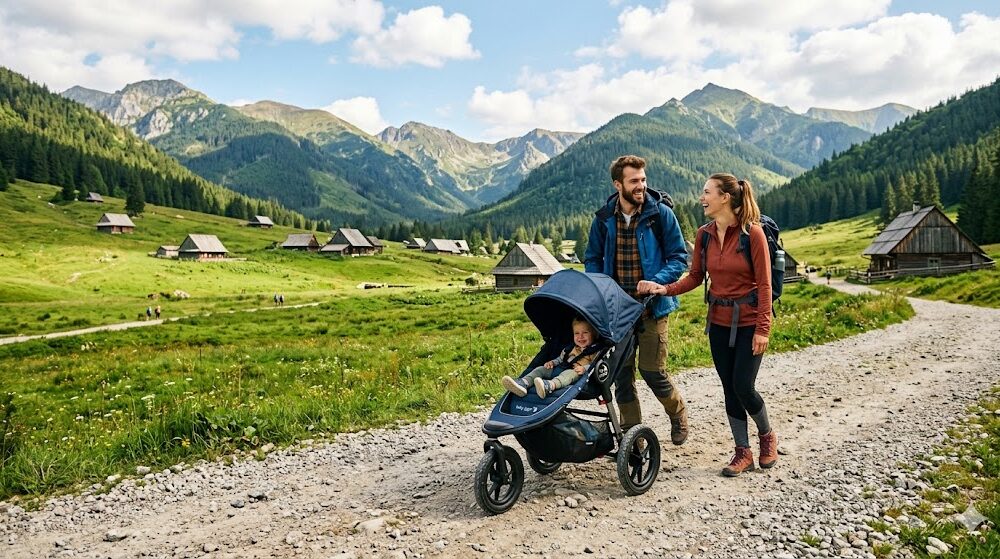 Szeroki kadr z Doliny Chochołowskiej. Na pierwszym planie młodzi rodzice pchają sportowy wózek