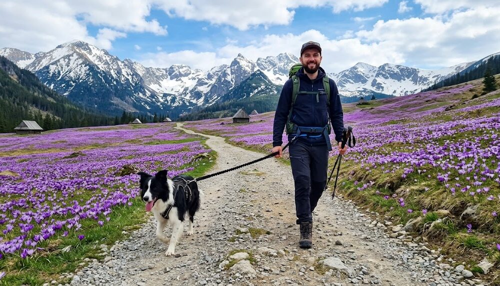 Uśmiechnięty turysta z psem w Dolinie Chochołowskiej