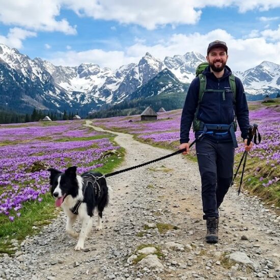 Uśmiechnięty turysta z psem w Dolinie Chochołowskiej