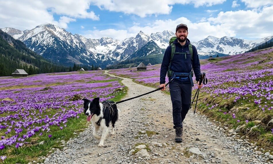 Uśmiechnięty turysta z psem w Dolinie Chochołowskiej