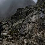 poziome ujęcie z perspektywy turysty stojącego u podnóża tzw. Grzędy na czerwonym szlaku na Rysy