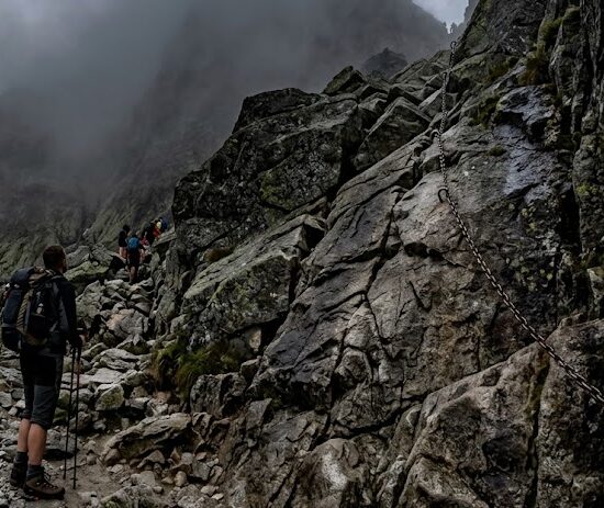 poziome ujęcie z perspektywy turysty stojącego u podnóża tzw. Grzędy na czerwonym szlaku na Rysy