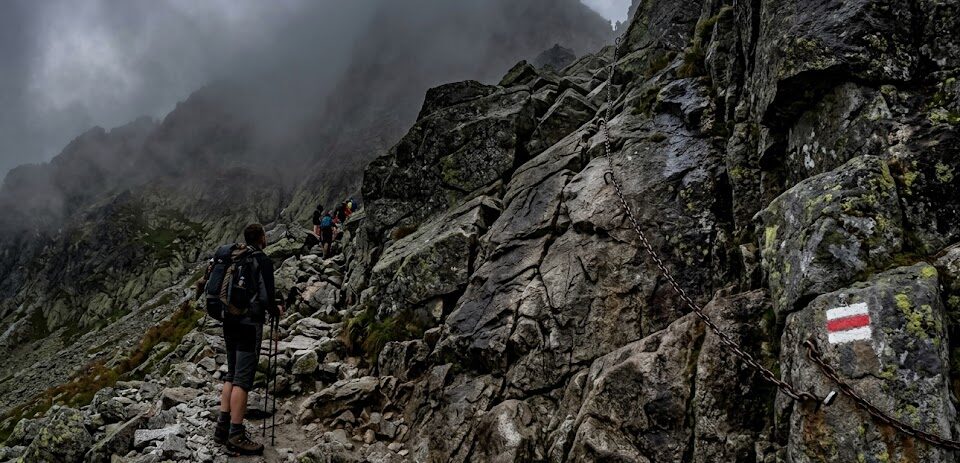 poziome ujęcie z perspektywy turysty stojącego u podnóża tzw. Grzędy na czerwonym szlaku na Rysy