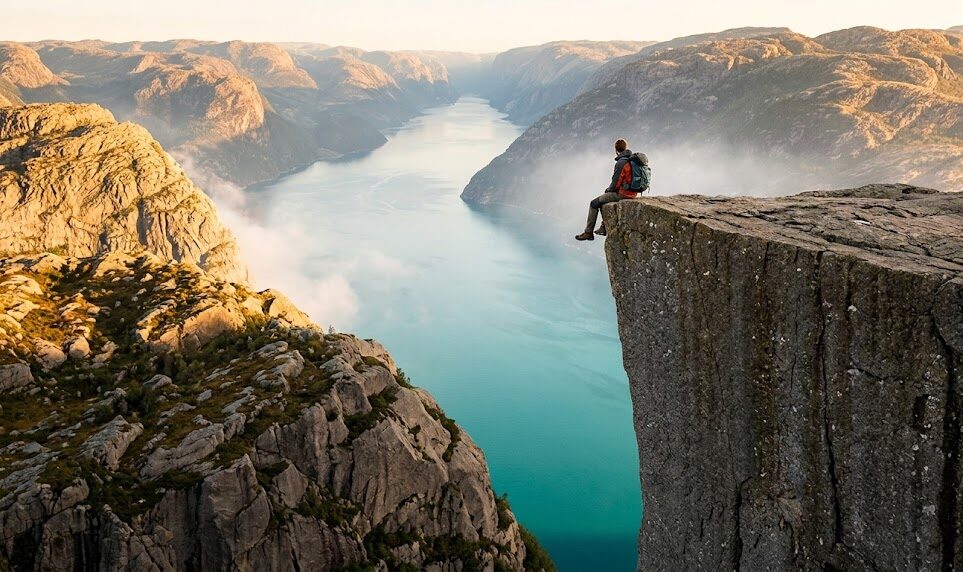 monumentalna, płaska platforma skalna Preikestolen, zawieszona 604 metry nad taflą turkusowego fiordu Lysefjord.